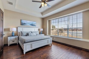 3 habitaciones, tabla de planchar con plancha, wifi y ropa de cama
