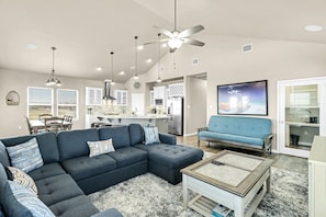 TV - Spacious gulf view home on north beach with enclosed yard & balconies (Corpus Christi)
