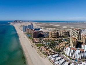 Camastros y toallas de playa