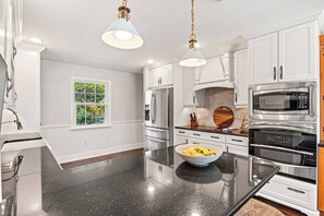 Fridge, microwave, oven, stovetop - Luxe Escape: Fire Pit, Pool, Golf near AMI & IMG (Bradenton)