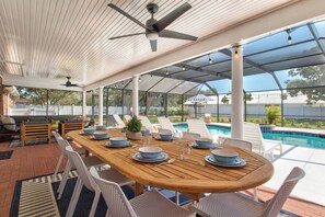 Outdoor dining - Lux Vacay Near AMI & IMG: PCKL Ball, Pool, Put Put (Bradenton)