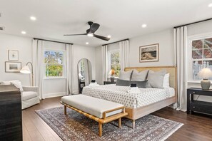 5 bedrooms, desk, iron/ironing board, travel crib - Lux Vacay Near AMI & IMG: PCKL Ball, Pool, Put Put (Bradenton)