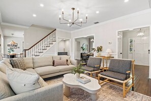 Smart TV, books - Lux Vacay Near AMI & IMG: PCKL Ball, Pool, Put Put (Bradenton)