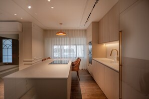 Refrigerador con freezer, microondas, horno, placa de cocina