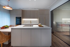 Refrigerador con freezer, microondas, horno, placa de cocina