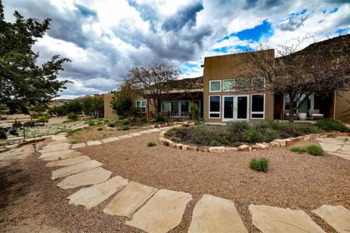 Peaceful Suite in Desert Inn-Santa Clara King Room