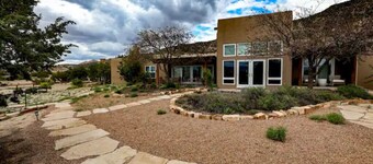 Peaceful Suite in Desert Inn-Santa Clara King Room