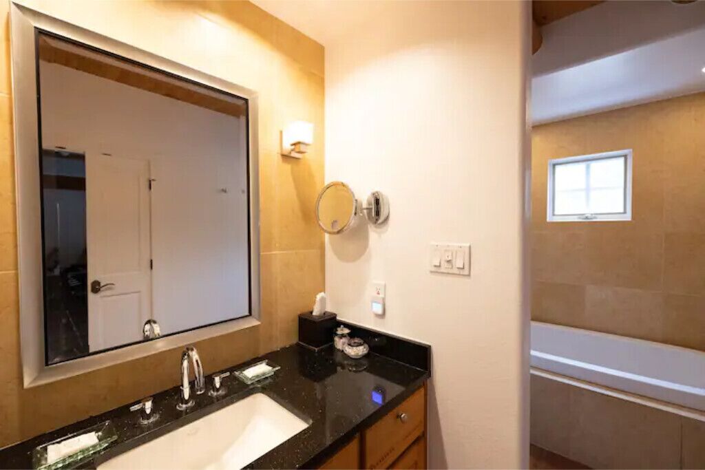 Peaceful Suite in Desert Inn-Santa Clara King Room