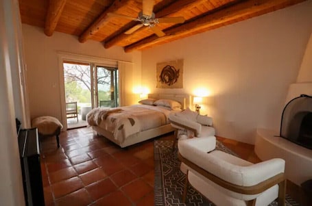 1 bedroom, wheelchair access. Peaceful Suite in Desert Inn- San Juan Queen Room