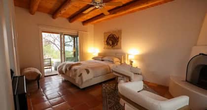 Peaceful Suite in Desert Inn- San Juan Queen Room