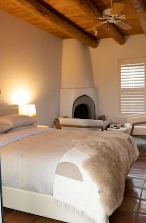1 bedroom, wheelchair access - Peaceful Suite in Desert Inn- San Juan Queen Room (Ojo Caliente)