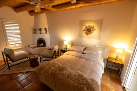 1 bedroom, iron/ironing board, free WiFi, bed sheets. Peaceful Suite in Desert Inn- Acoma Queen Room