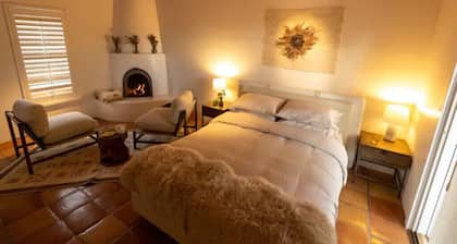 Peaceful Suite in Desert Inn- Acoma Queen Room