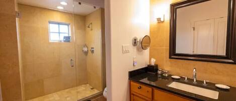 Chuveiro, secador de cabelo, toalhas de banho, sabonete