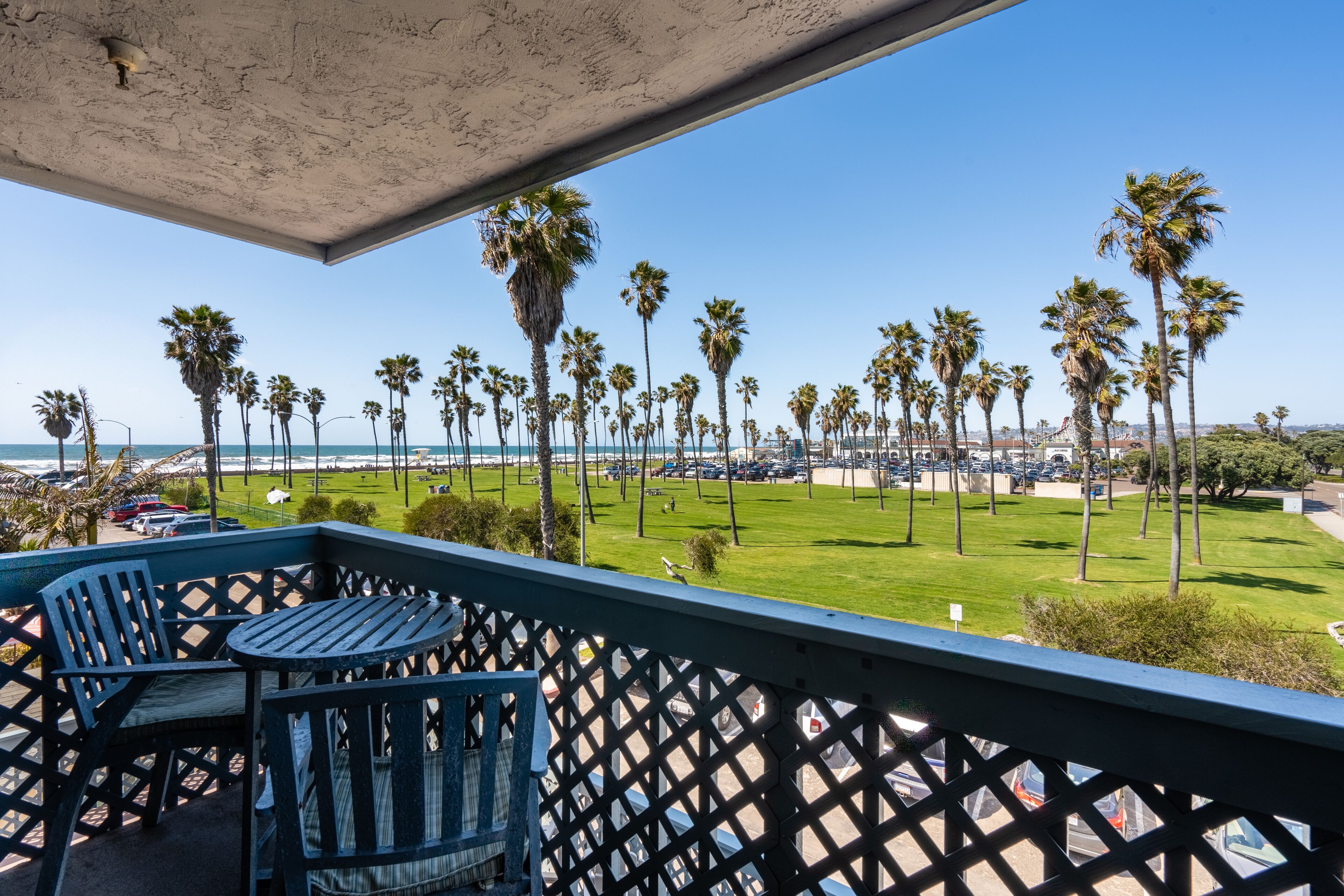 Belmont Modern - Ocean Views, Pet Friendly, Patio