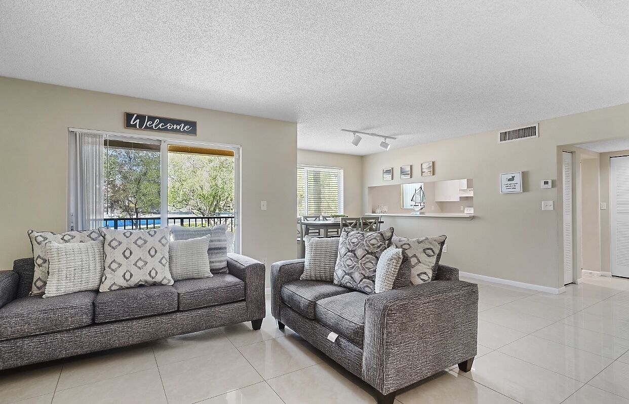 Spacious 2 Bedroom Condo-Townhome - SAWGRASS MALL