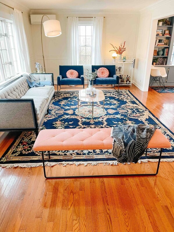 TV, fireplace, offices - Experience a family getaway at this stunning home on Euclid Avenue, Marion's coveted street (Marion)