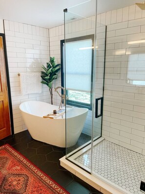 Hair dryer - Experience a family getaway at this stunning home on Euclid Avenue, Marion's coveted street (Marion)