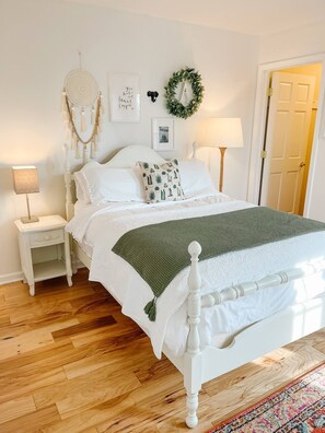 4 bedrooms, iron/ironing board, travel cot, free WiFi - Experience a family getaway at this stunning home on Euclid Avenue, Marion's coveted street (Marion)
