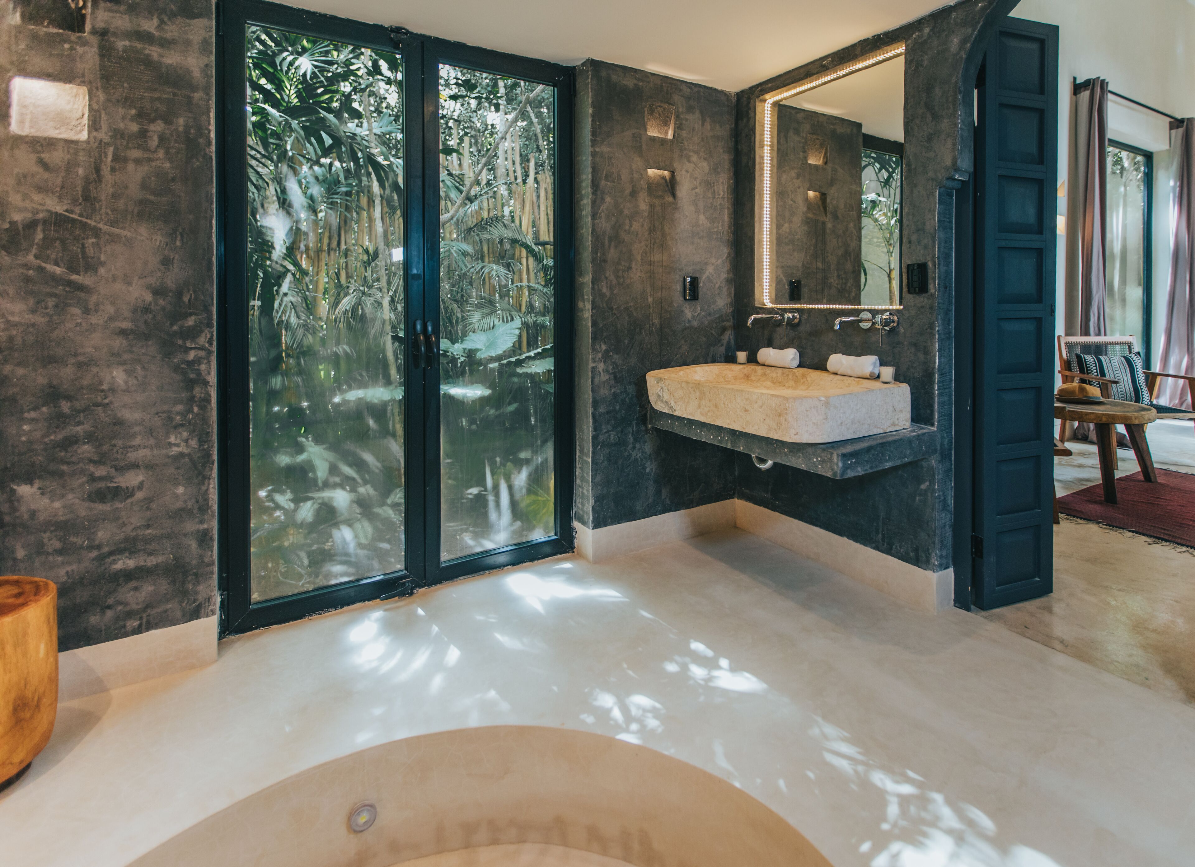 ห้องแฟมิลี่สวีท | ห้องน้ำ | อ่างอาบน้ำและฝักบัวแยกจากกัน, เรนชาวเวอร์, ของใช้ในห้องน้ำฟรี