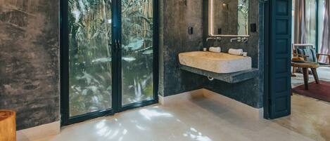 Suite familiar | Baño | Tina y regadera independientes y regadera tipo lluvia