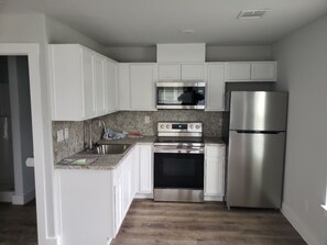 Réfrigérateur, four à micro-ondes, un four, surface de cuisson