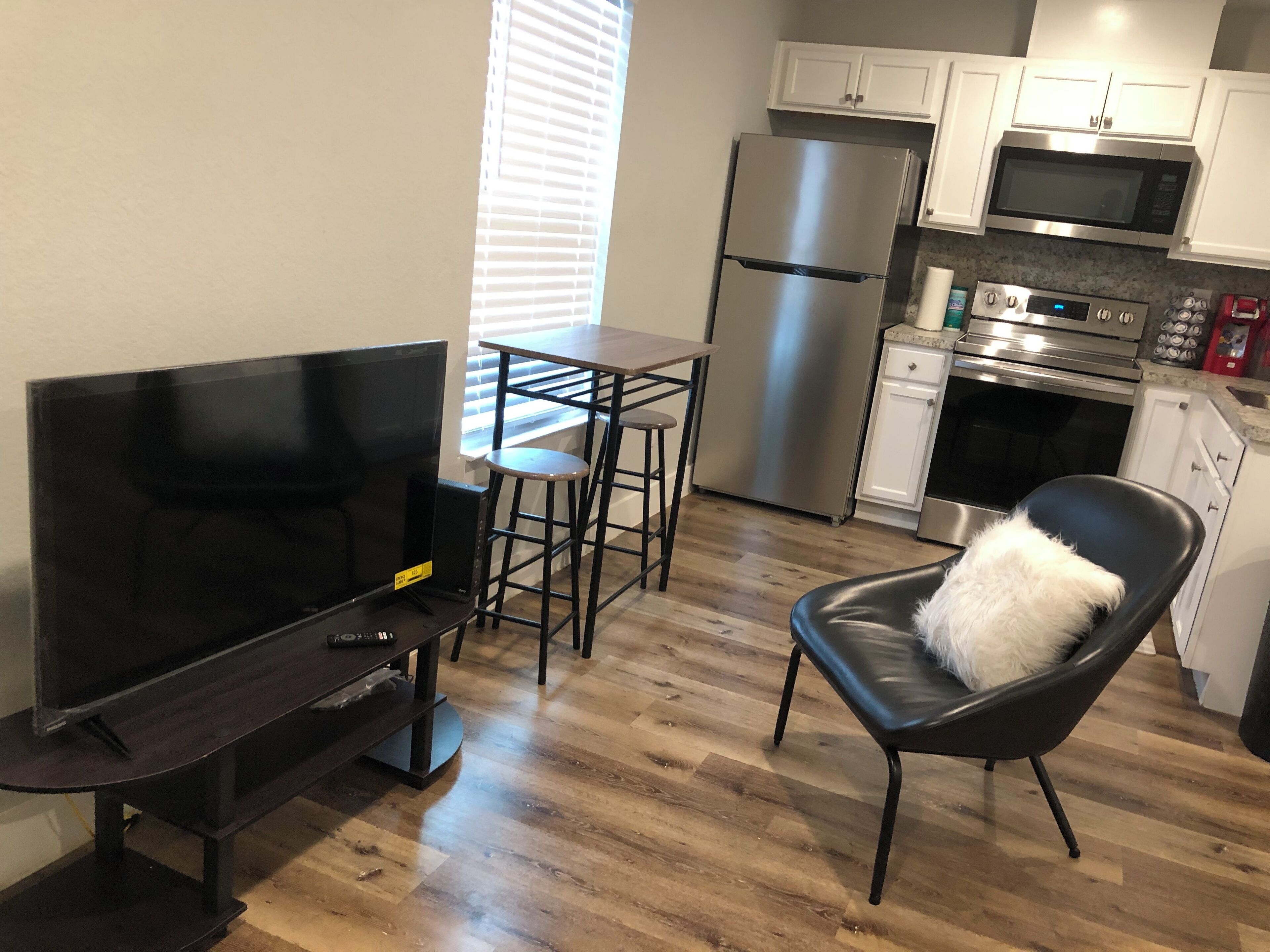 Réfrigérateur, four à micro-ondes, un four, surface de cuisson