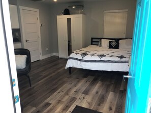 1 chambre, coffre-fort, fer et planche à repasser