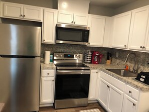 Réfrigérateur, four à micro-ondes, un four, surface de cuisson