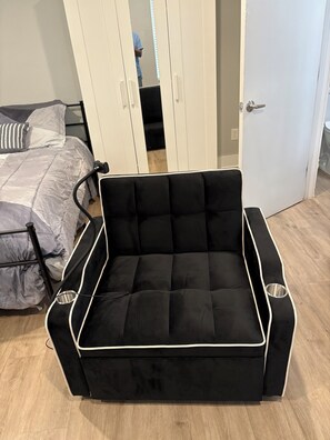 1 chambre, coffre-fort, fer et planche à repasser