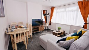 Talo, oma kylpyhuone, näköala puutarhaan | Lounge
