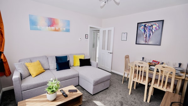 Talo, oma kylpyhuone, näköala puutarhaan | Lounge
