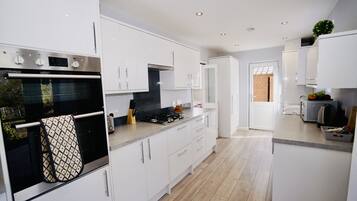 House, Private Bathroom, Garden View | Dapur peribadi