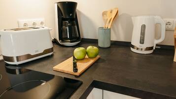 KĂŒhlschrank, Mikrowelle, Ofen, Herdplatte