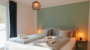 2 bedrooms, travel crib, free WiFi, bed sheets