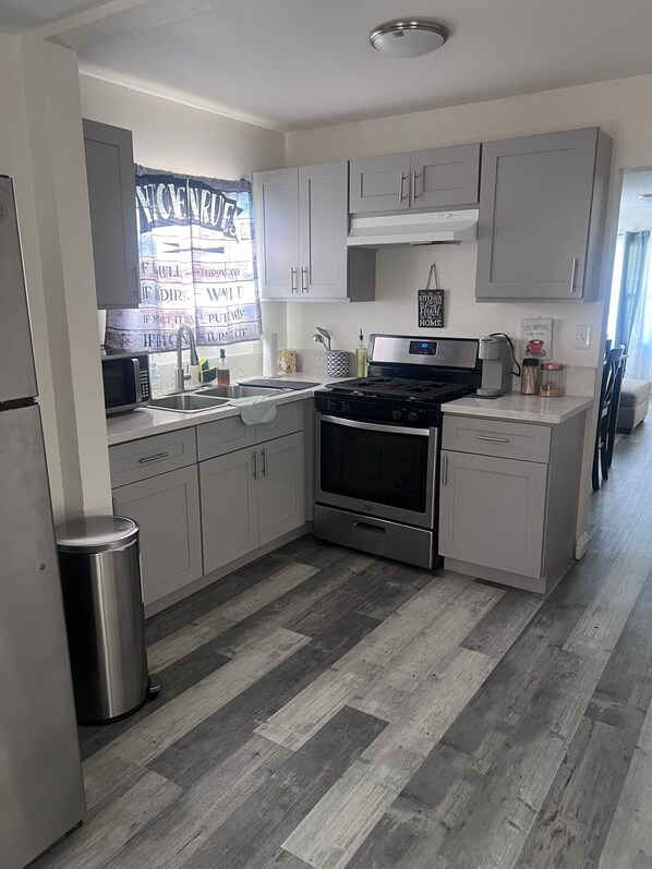 Full-sized fridge - Cozy LBC house (Long Beach)