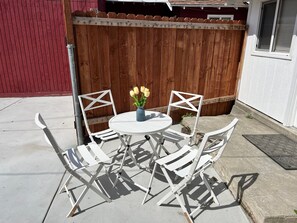 Outdoor dining - Cozy LBC house (Long Beach)