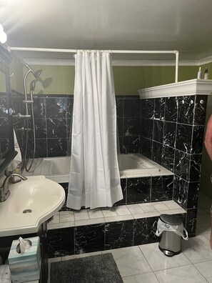 Baignoire Ă jets, sĂšche-cheveux, serviettes fournies, savon