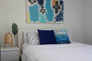 2 bedrooms, iron/ironing board, free WiFi, bed sheets - Downtown Townhouse + Free Parking near SkyTrain (Surrey)