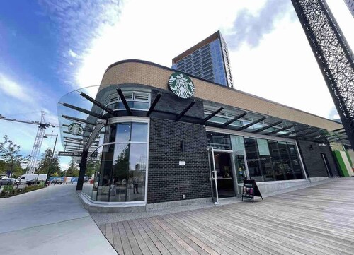 Downtown Townhouse + Free Parking near SkyTrain