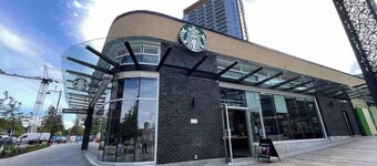 Downtown Townhouse + Free Parking near SkyTrain