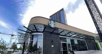 Downtown Townhouse + Free Parking near SkyTrain