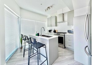 Coffee/tea maker, fridge, microwave, oven - New Downtown Townhouse, Free Parking Near SkyTrain (Surrey)