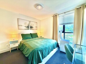 2 bedrooms, iron/ironing board, WiFi (free), bed sheets - New Downtown Townhouse, Free Parking Near SkyTrain (Surrey)