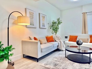 Smart TV, offices - New Downtown Townhouse, Free Parking Near SkyTrain (Surrey)