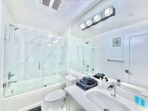 Shower, hair dryer, shampoo - New Downtown Townhouse, Free Parking Near SkyTrain (Surrey)