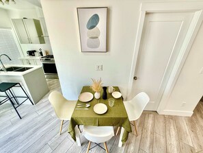 Dining - New Downtown Townhouse, Free Parking Near SkyTrain (Surrey)