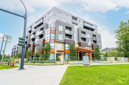 Downtown Townhouse + Free Parking near SkyTrain