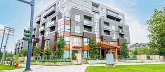 Downtown Townhouse + Free Parking near SkyTrain