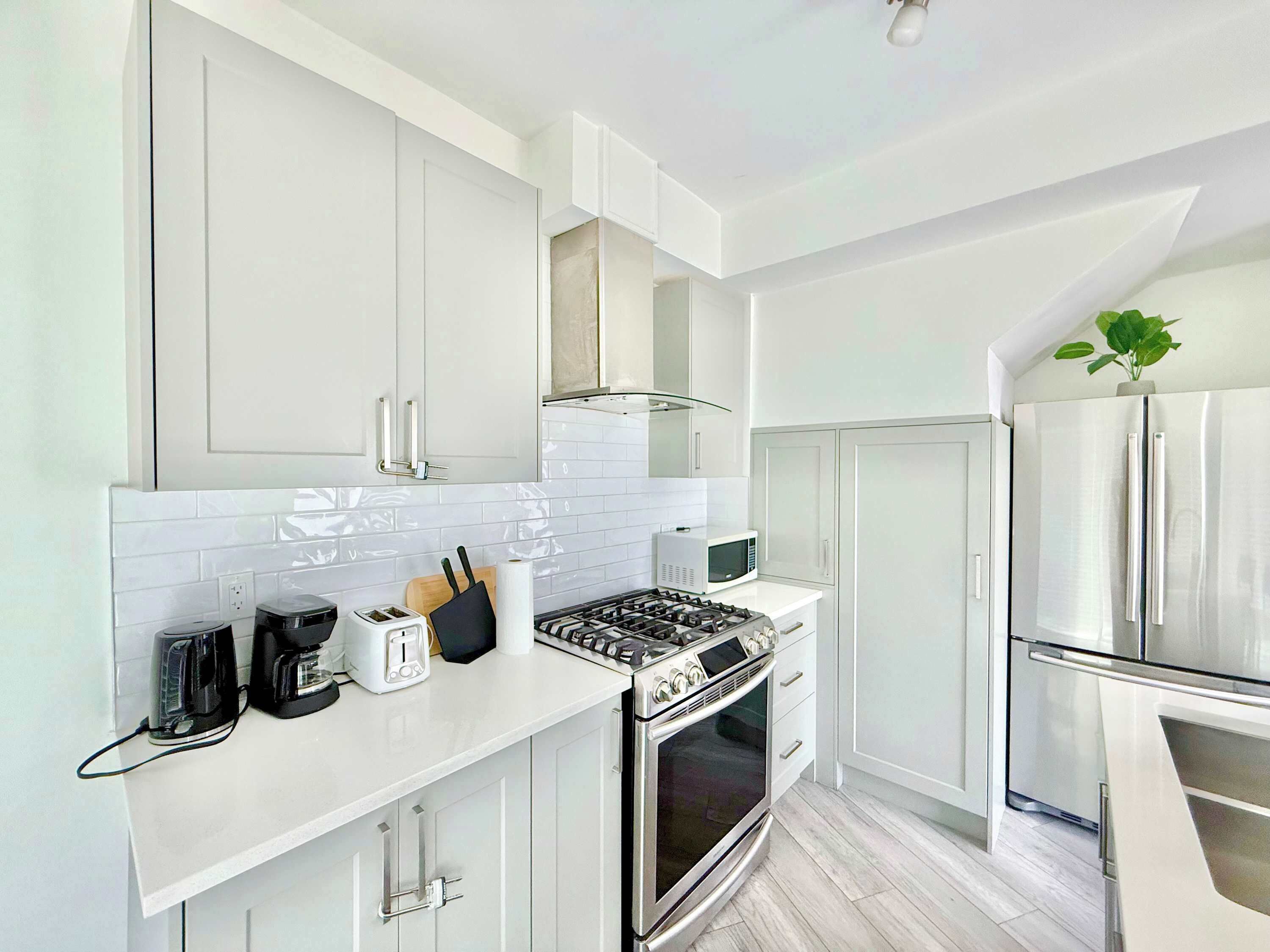 Coffee/tea maker, fridge, microwave, oven